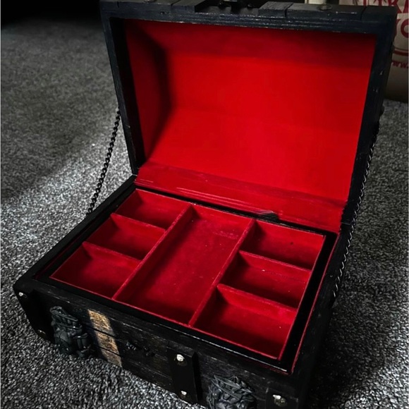 Authentic Pirate Jewelry Box - Picture 3 of 4